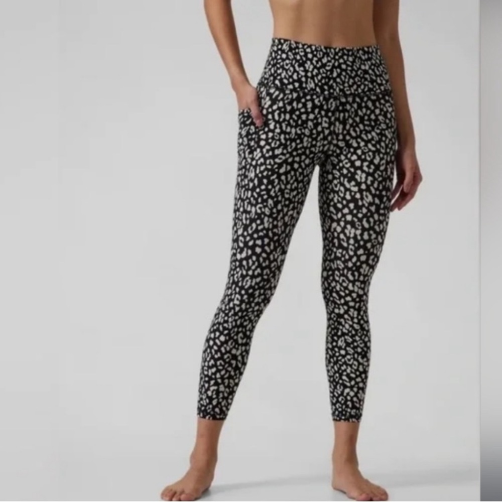 Athleta salutation stash pocket